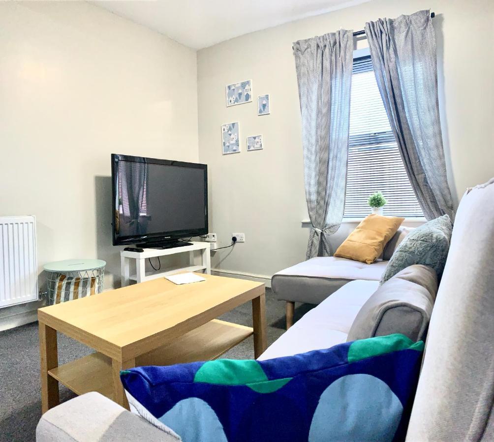 Free, Large Car Park Apartment Wakefield Exterior photo
